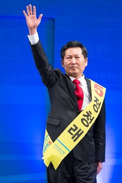 <b>정청래</b>, 문재인 이어 김무성에도 비난 발언… 노무현 <b>참배</b>에 “얼굴 참...