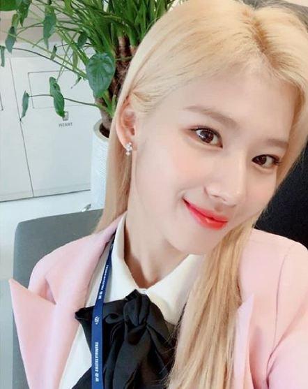 '트와이스' 사나, 회사원 변신… "샤대리입니다"
