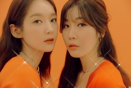 Photo of the female duo, Davichi, as they announced the release of their new single and their comeback.