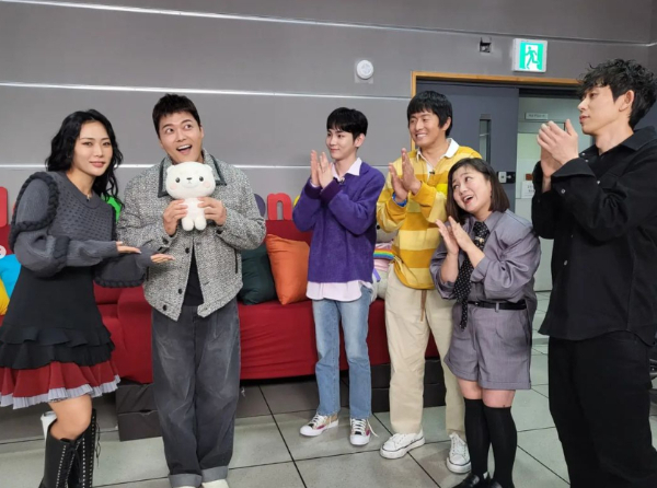 <b>전현무</b>, <b>결혼 임박</b>했나… <b>부케</b> 받고 '방긋' 인증샷