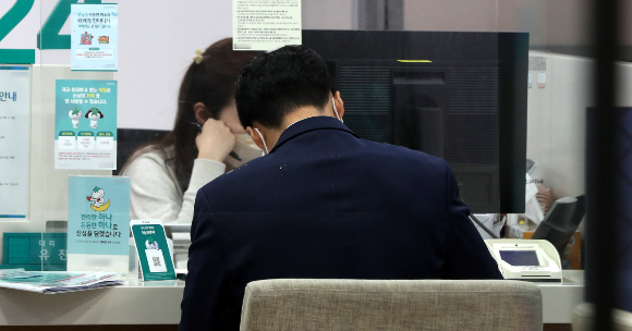 이자장사 오명 씻는다 KB국민·NH농협, 대출금리 잇따라 인하