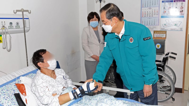 한 총리, <b>경찰병원</b> 현장 점검… "필수<b>진료</b> 기능 유지토록 지원"