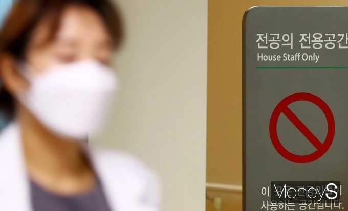 <b>병역</b> 문제 남은 <b>전공의</b>… "<b>퇴직</b> 시 내년 3월 입영해야"