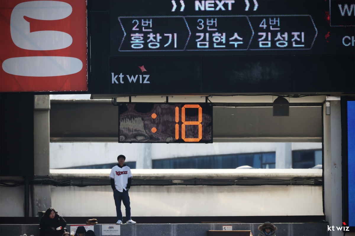 "첫날부터 39회 위반"… KBO <b>시범경기</b> 피치 클락 도입
