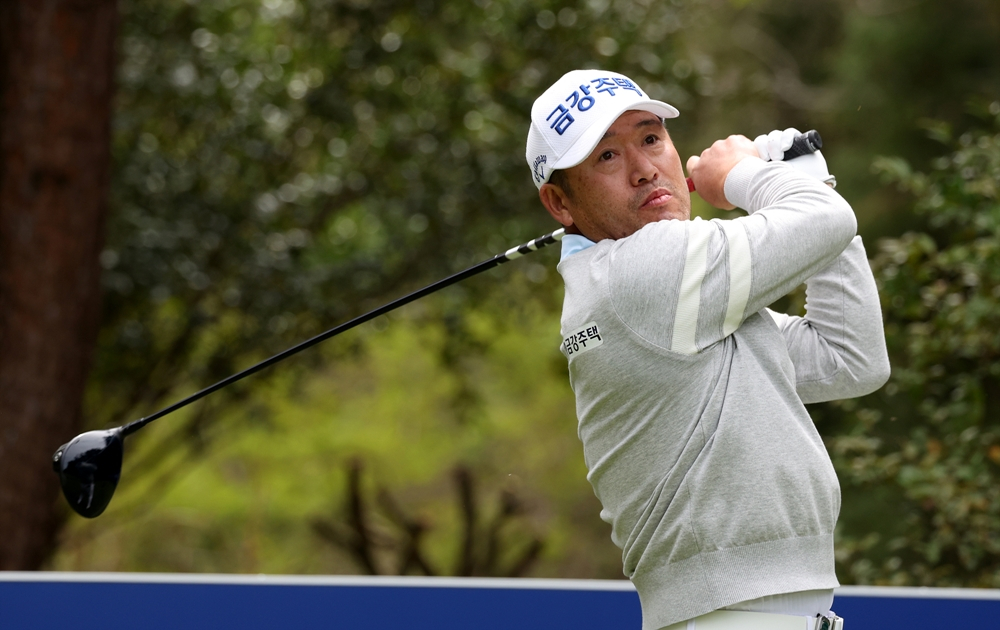 '낚시꾼 스윙' <b>최호성</b>, PGA <b>챔피언스</b>투어 데뷔전 '공동 43위'