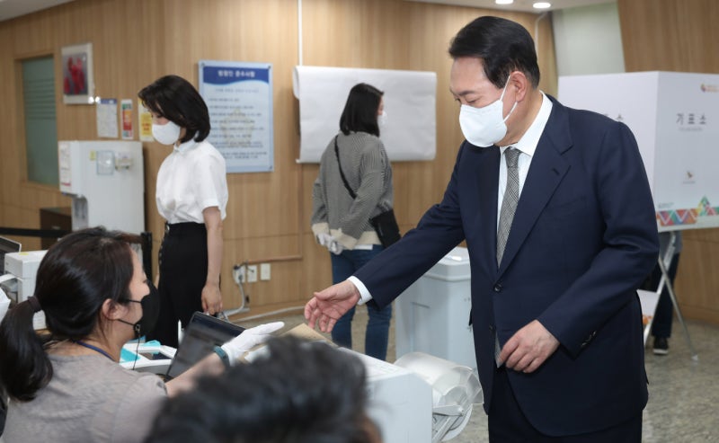 '<b>사전투표</b> D-1' 尹, <b>투표</b> 독려… "주권 행사해주길"