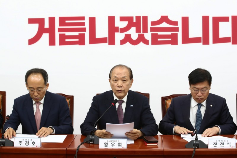 <b>황우여</b>, 尹 탈당설에… "그런 생각 꿈도 꾸지 말라고 할 것"