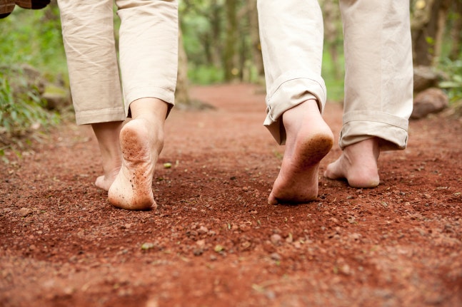 최근 맨발로 땅을 밟으며 걷는 '어싱'이 유행하는 가운데 건강하고 올바른 맨발 걷기 방법이 주목된다.<BR> 사진은 기사 내용과 무관함. /사진=이미지투데이