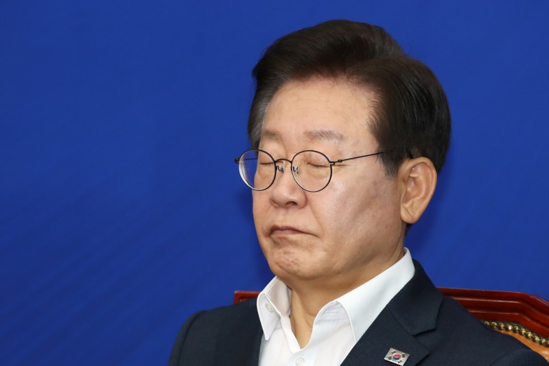 "오해하게 했다면 유감"… <b>이재명</b>, '검찰 <b>애완견</b>' 발언 사과