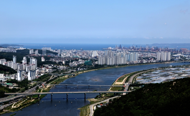 넥스틸이 포항 영일만에 위치한 포항3공장에 신규투자를 결정했다. 사진은 3일 경북 경주시 강동면 형산에서 바라본 포항 영일만 앞바다 수평선의 모습./사진=뉴시스