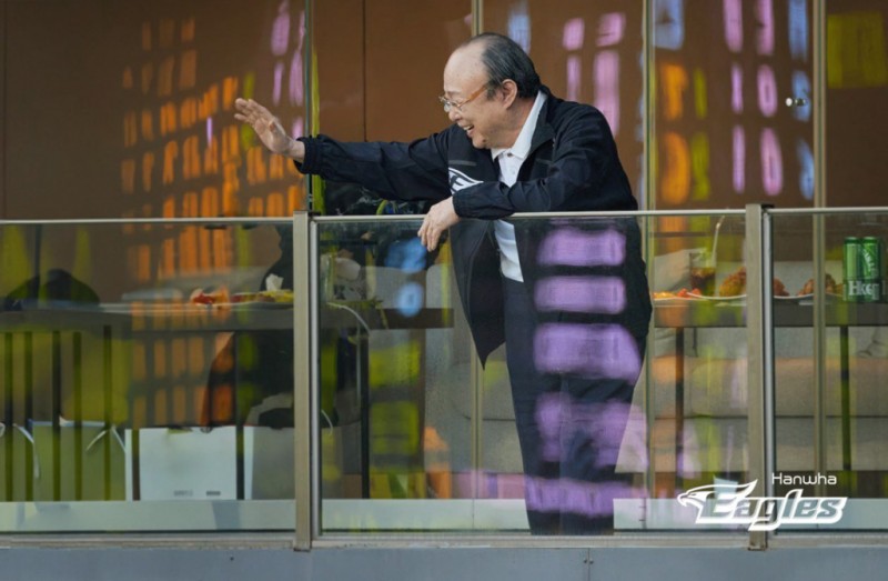 <b>김승연</b> 회장, 한화이글스 <b>선수단</b> 격려 위해 '이동식 스마트TV' 지급