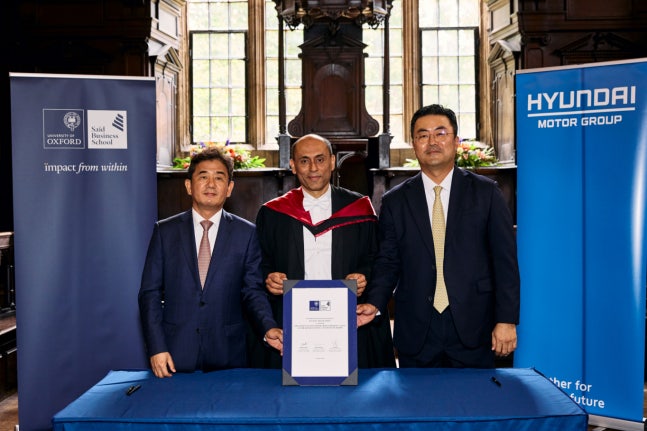 (From left) Kim Kyun, Director of HMG Business Research Institute; Sumitra Dutta, Dean of the University of Oxford's Business School; Kim Heung-soo, Vice President of GSO, are taking a commemorative photo at the opening ceremony of the 'Oxford-Hyundai Motor Group Foresight Center'. / Photo=Hyundai Motor Group