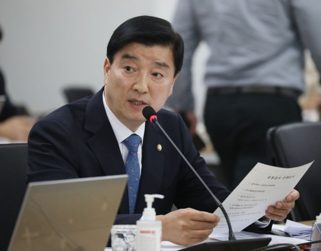 The Democratic Party of Korea will consider forming a task force to investigate the illegal comment team of Han Dong-hoon, the candidate for the leadership of the People Power Party. The photo shows Lee Hae-sik, the chief spokesman of the Democratic Party, questioning at a government audit of Gyeonggi Province held at the Gyeonggi Provincial Office in Yeongtong-gu, Suwon, Gyeonggi-do on October 17 last year. /Photo=news1