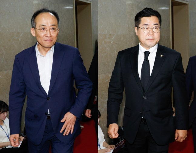 The People Power Party and the Democratic Party plan to hold a meeting on the 8th to establish a meeting body for communication among the ruling and opposition parties and the government. The photo shows GOP House Majority Leader Choo Kyung-ho (left) and DP House Majority Leader Park Chan-dae heading to the Speaker's Office last month for a private meeting between the ruling and opposition party floor leaders related to the plenary session. /Photo=news1