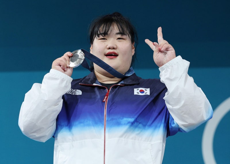 "가족처럼 몰입"… '첫 중계' <b>전현무</b>, <b>박혜정</b>과의 약속 지켜