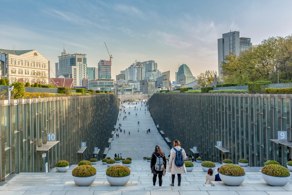 이화여자대학교 졸업생들의 개인 정보가 유출되는 사고가 발생했다. 사진은 이화여대 ecc 전경. /사진=이미지투데이