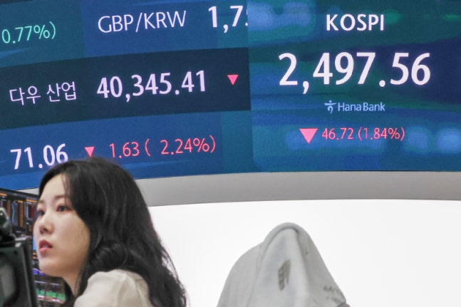 미국 경기침체 우려 공포에 아시아 증시가 9일 일제히 하락 출발했다. 9일 오전 서울 중구 하나은행 딜링룸 전광판. /사진=뉴스1 민경석 기자