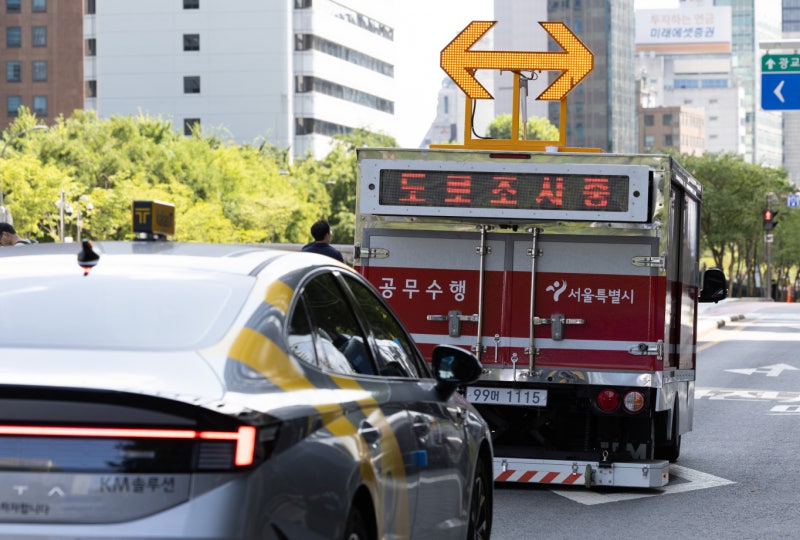 '또 <b>싱크홀</b>' 이번엔 <b>고려대</b> 앞 도로서 깊이 1m… "임시복구 완료"
