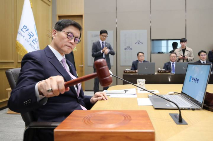 Bank of Korea Governor Lee Jung-yong hitting the gavel during the Monetary Policy Committee meeting at the Bank of Korea in Jung-gu, Seoul on the 11th./Photo=news1