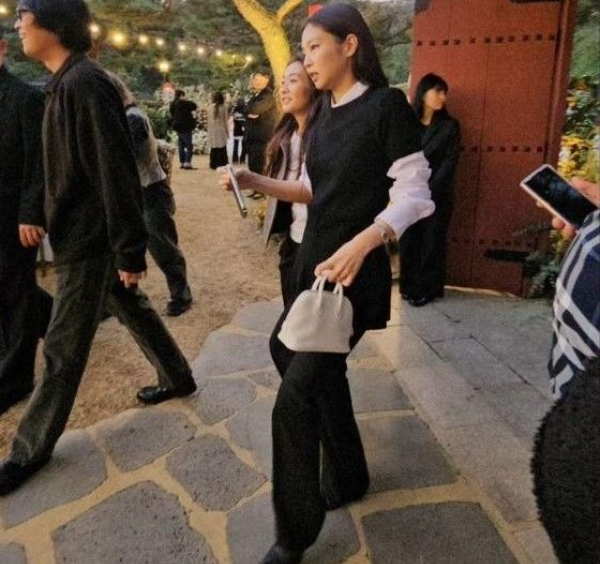 <b>제니 하객룩</b> 두고 누리꾼 '시끌'… 한국식 하객 패션 <b>논란</b>