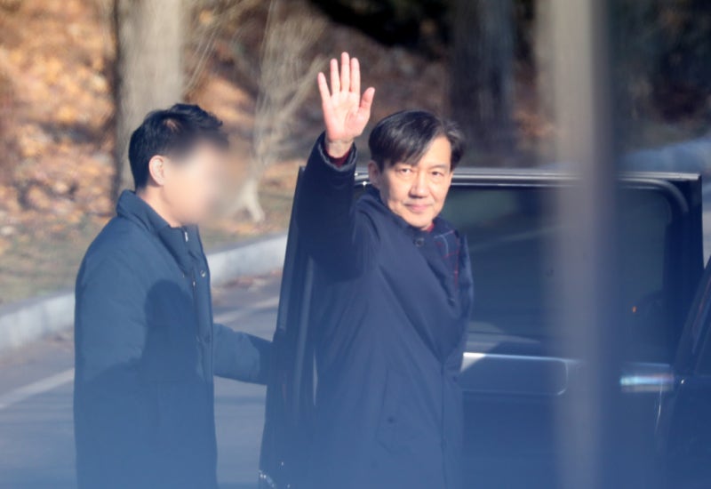 서울구치소 <b>수감</b>… 주먹불끈 쥔 <b>조국</b> "남은 건 <b>검찰 해체</b>"