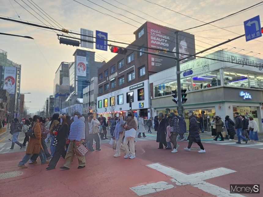 탄핵 정국으로 한국 여행 수요가 위축될 것이라는 예상에도 지난 20일 오후 서울 성수동은 외국인 관광객들로 북적였다./사진=김이재 기자