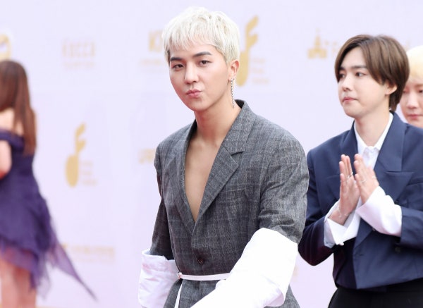 '대인기피증' 공익 <b>송민호</b>… <b>강원도 파티</b>는 돼도 출근은 힘들다?