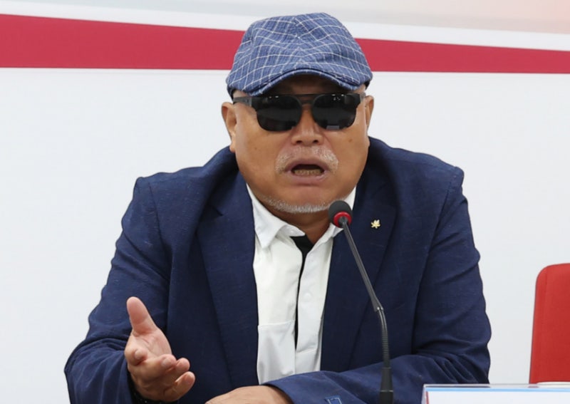 "윤 대통령 지키자"… <b>김흥국</b>, 체포 저지 집회 등장