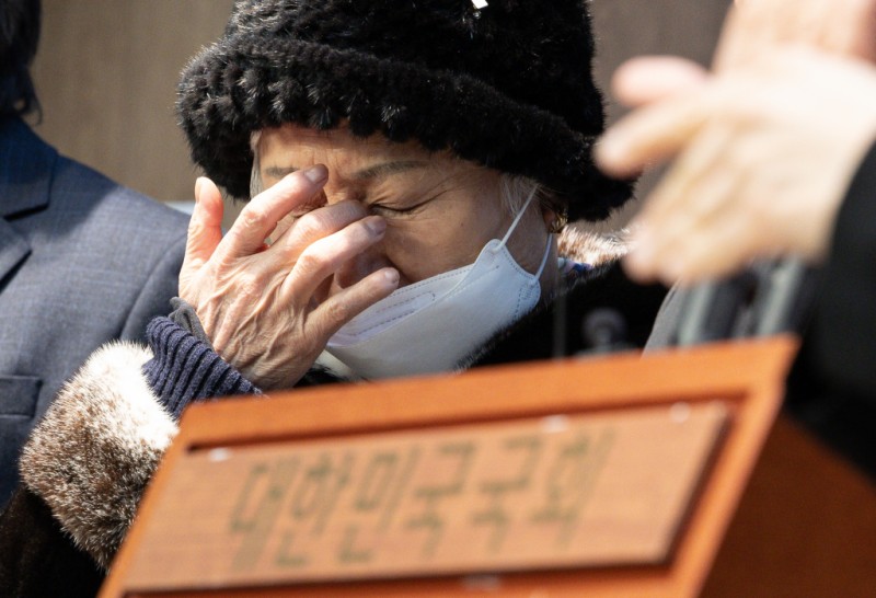 정치깡패 부활?… '<b>백골단</b> 폭력' 피해자 <b>강경대 열사</b> 어머니, 끝내 눈물