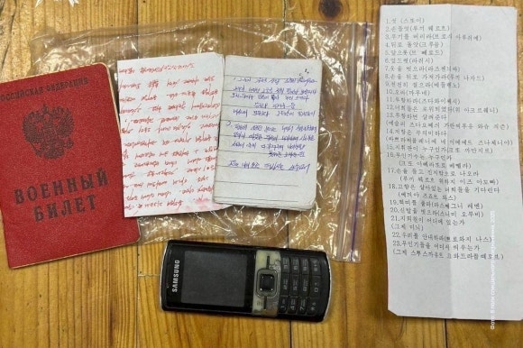 <b>북한군</b> 시신서 '<b>삼성폰</b>'·손때 묻은 '<b>김정은 편지</b>' 발견