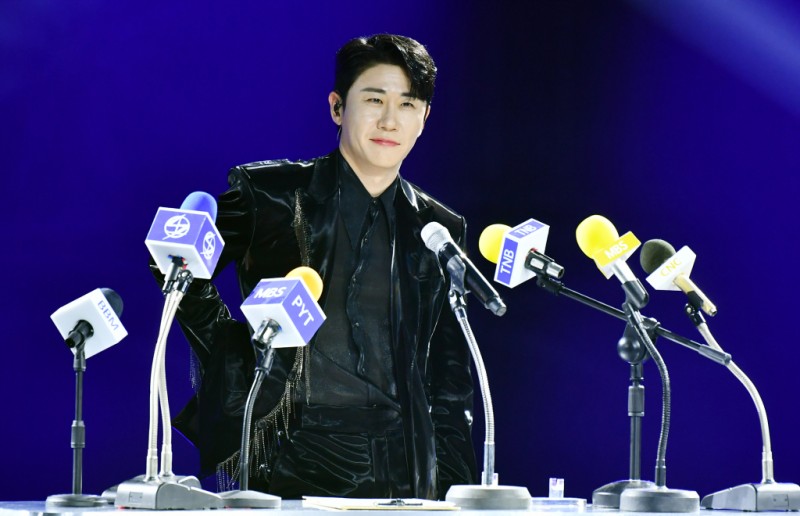 "<b>음원</b> 172만회 반복재생"… <b>영탁</b> 전 기획사 대표, 법정구속