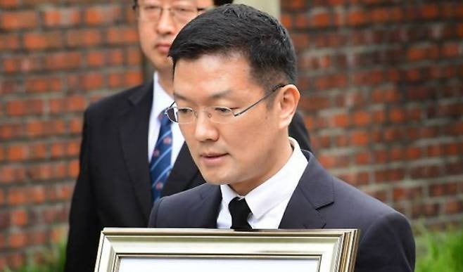 '외국인' 주장 안먹혔나… LG 맏사위 <b>윤관</b>, <b>123억 세금소송</b> 패소