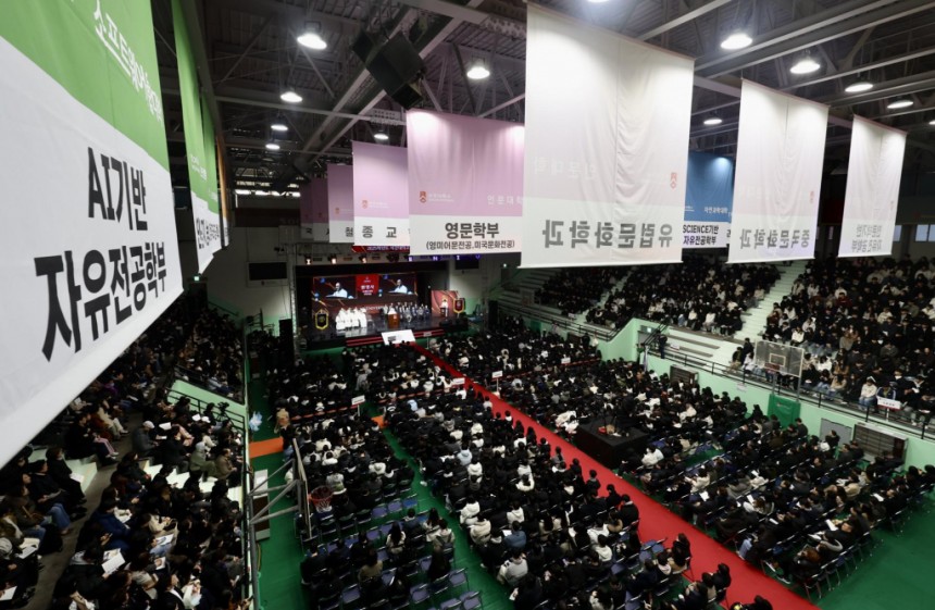今年,全國有49所大學直到今年額外招募才能填補花園。這張照片顯示了2025年下午在首爾Mapo -Gu的Sogang University參加2025年的祝福儀式。/photo = newsis