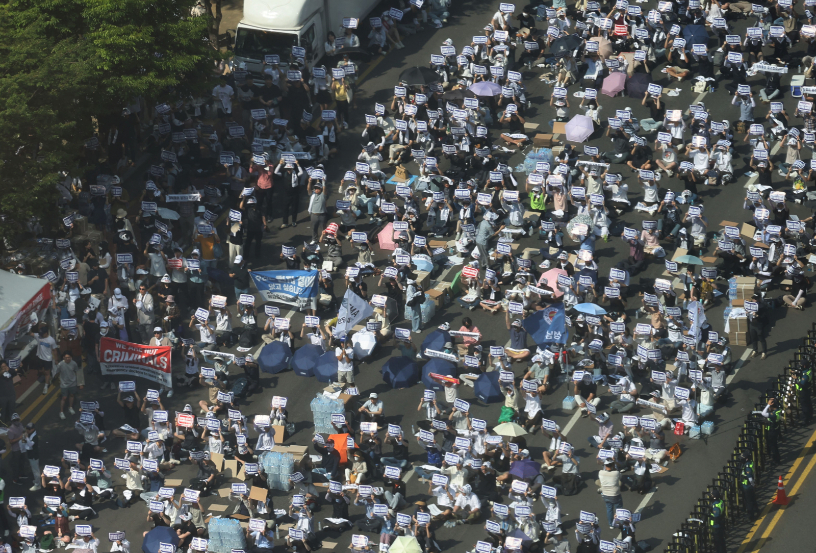 사진은 지난해 6월18일 오후 서울 영등포구 여의대로에서 '의료농단 저지 전국 의사 총궐기 대회'가 열리고 있는 모습./사진=뉴스1 김진환 기자