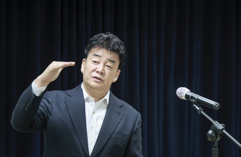 백종원 이미지 <b>쇄신</b> 시도하나… <b>더본코리아</b> "다 바꾸겠습니다"