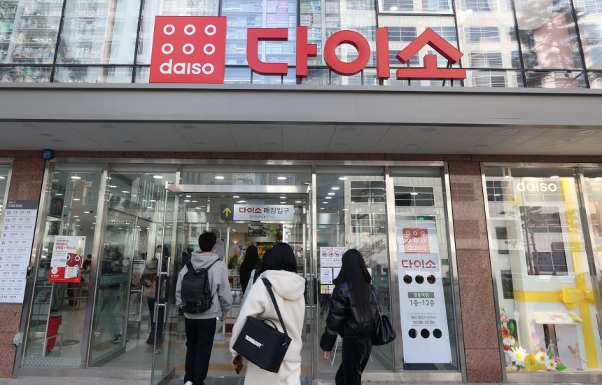 다이소가 외국인 관광객들의 쇼핑 성지로 자리매김하면서 2024년 기준 해외 카드 결제 금액이 전년 대비 50% 증가한 것으로 나타났다. 사진은 외국인 인기 매장 가운데 하나인 서울 중구 다이소 명동역점 모습. /사진