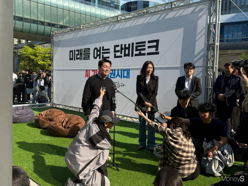 <b>안철수</b> "탄핵 침묵한 국힘 후보 사과해야… 윤과 결별해야 산다"