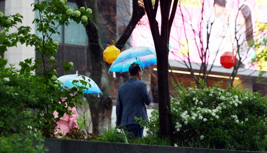 오는 3일 전국이 대체로 흐리고 비가 내릴 것으로 보인다.사진은 지난 1일 서울 광화문 일대를 지나는 시민들의 모습./사진=뉴시스