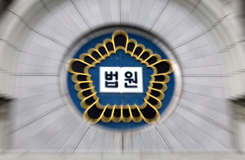 사무실에 있던 1000원어치 간식을 허락 없이 가져갔다는 이유로 재판에 넘겨진 40대 화물차 기사가 벌금형에 처해졌다./사진=뉴시스