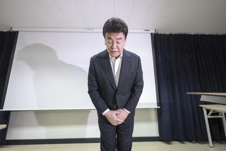 경찰이 자사 제품의 원산지를 허위로 광고했다는 의혹을 받는 백종원 더본코리아 대표에 대한 수사에 착수했다.사진은 지난 3월 더본코리아 주주총회에 참석했던 백 대표 모습./사진=뉴시스