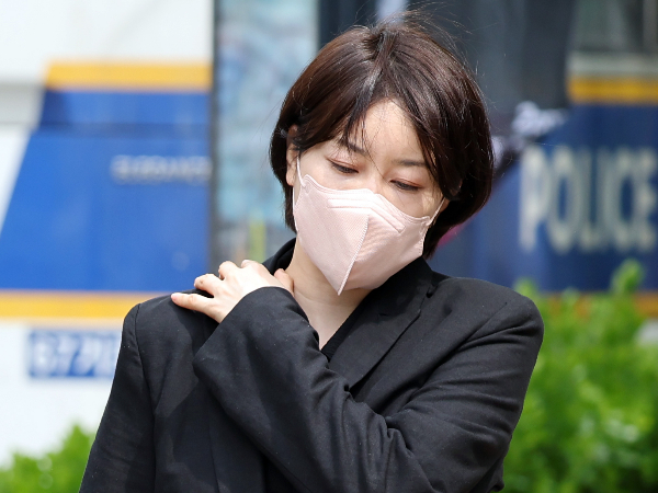 문재인 전 대통령의 딸 문다혜씨가 사기 혐의로 입건됐다.사진은 음주운전 및 불법 숙박업 운영 혐의를 받는 문재인 전 대통령 딸 문다혜씨가 도로교통법 위반(음주 운전)·공중위생관리법 위반 혐의 1심 선고기일에 출석하
