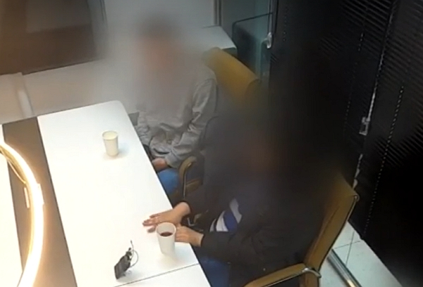 지적 장애가 있는 전 여자친구에게 불법 촬영물로 협박하며 매달 돈을 뜯어내고 노예 계약서까지 쓰게한 남성이 구속을 피했다.사진은 전 남자친구에게 불법 촬영물로 협박을 당한 여성이 인터뷰 중인 모습./사진=JTBC