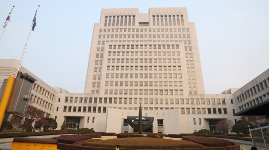 7일 대법원이 적법한 수입신고 절차 없이 물품을 수입하는 과정에 관여한 구매대행업자의 경우 수입 화주가 아니더라도 밀수입죄로 처벌할 수 있다고 판결했다.사진은 서울 서초구 대법원 청사 전경./사진=뉴시스