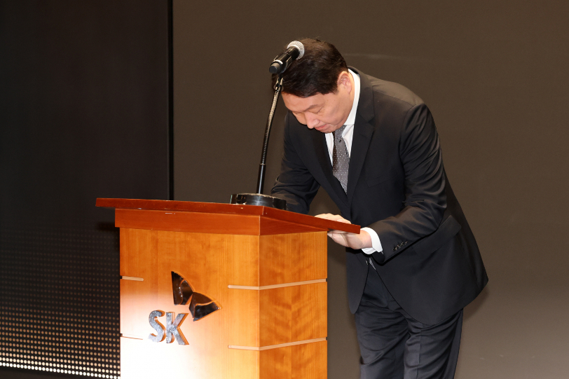 최태원 SK그룹 회장이 7일 오전 서울 중구 SKT타워에서 유심 해킹 사태에 대해 사과했다./사진=뉴스1