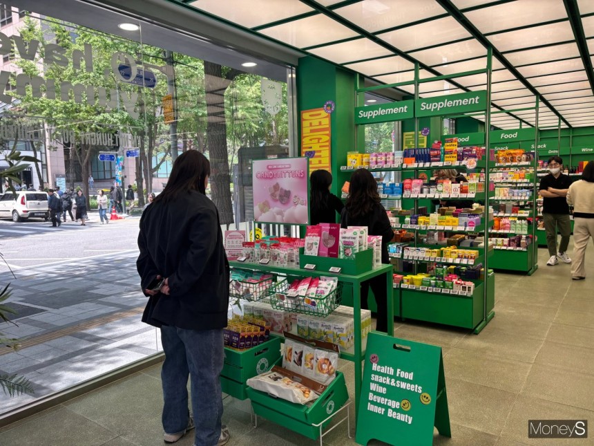 올리브영에 들어가면 코너 한쪽에 건강식품에 관한 칸이 만들어져 있다.사람들이 구매하는 모습을 볼 수 있다./사진=조승희 기자