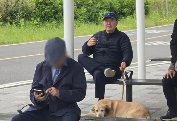 우상호 전 더불어민주당 비대위원장은 윤석열 전 대통령이 한강 산책을 즐겼다는 목격담에 황당함을 드러냈다.사진은 윤석열 전 대통령이 지난 5일 동작대교 부근 한강에서 반려견과 함께 쉬는 모습./사진=온라인커뮤니티 