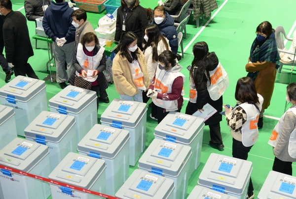 제21대 대통령 선거 개표참관인 모집에 관심이 뜨겁다.사진은 2022년 3월9일 제20대 대통령선거 투표일인 9일 전북 전주시 화산체육관에 마련된 개표소에서 개표참관인이 투표함 이상 유·무를 확인하고 있는 모습.