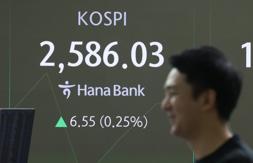 코스피가 9일 상승세인 반면 코스닥은 하락세다.사진은 이날 서울 중구 하나은행 딜링룸 전광판에 지수가 표시된 모습./사진=뉴시스