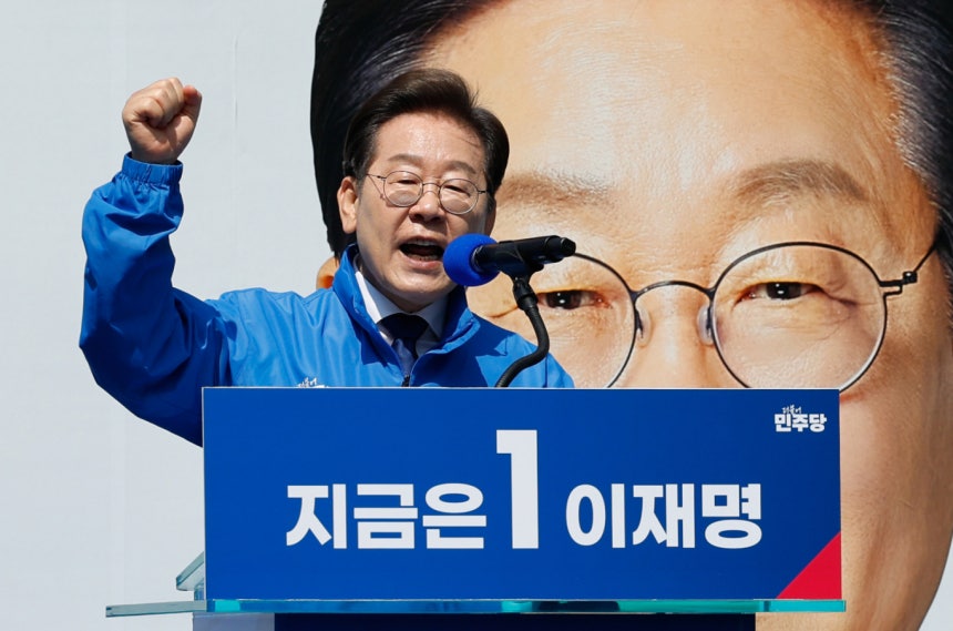 이재명 더불어민주당 대선후보가 제21대 대통령선거 공식 선거운동이 시작된 12일 오전 서울 종로구 광화문광장에서 열린 중앙선거대책위원회 출정식에서 연설을 마친 뒤 두 손을 들어 시민들에게 인사하고 있다. / 사진=뉴