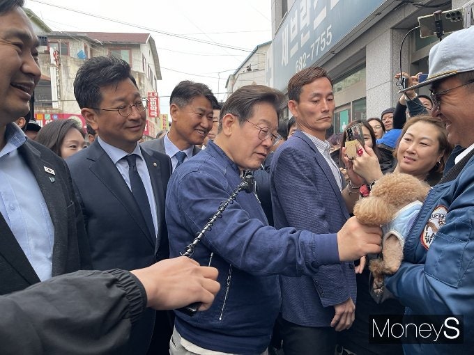 <b>이재명</b> "반려동물 진료비 낮출 것… 학대 가해자 사육 금지"